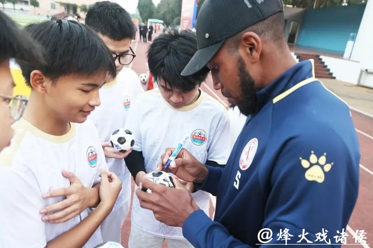 一颗足球，架起“友谊桥”