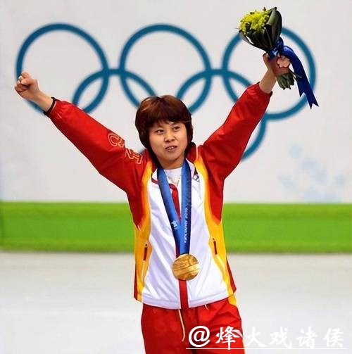 感动。王濛见证中国队失利泪水闪现，恳请外界勿责怪任何运动员