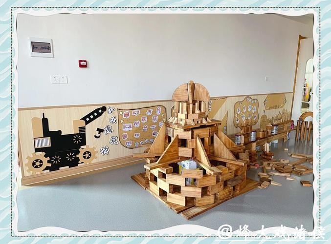 建设者走进寒托班，带领“小小建筑师”趣味探索房子建设的奥秘